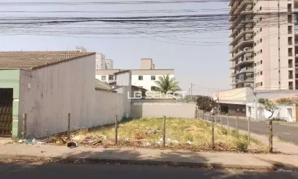 Terreno de esquina no bairro Santa Mônica com 260 metros quadrados.