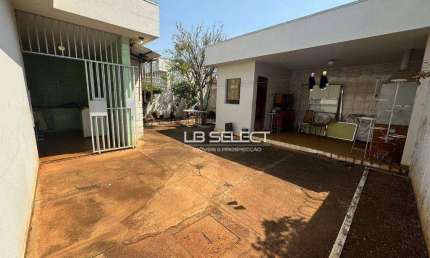 Casa no bairro Nossa Senhora Aparecida com quatro quartos e três vagas de garagem.