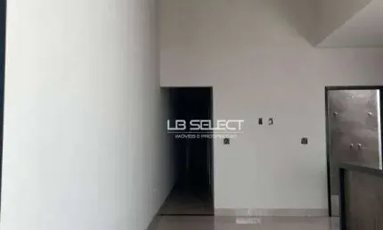 Casa com três quartos, sendo uma suíte, cozinha com área goumet e  garagem para dois carros.