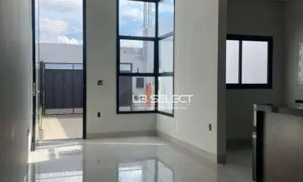 Casa com três quartos sendo uma suíte, jardim de inverno e garagem para dois carros.