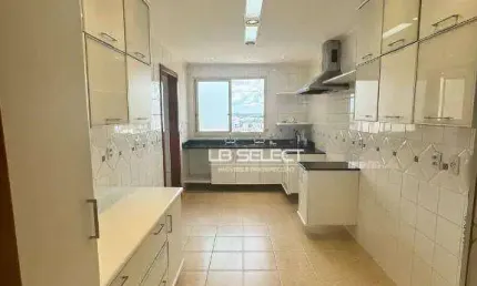 Apartamento no bairro Centro com quatro suítes e três vagas de garagem.