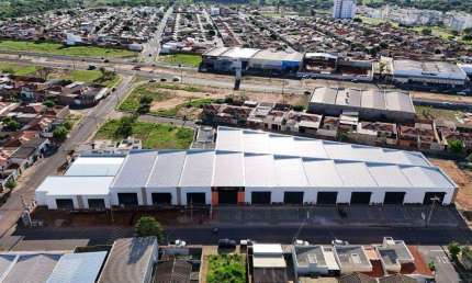 Galpão comercial no bairro Shopping Park com 247 metros quadrados.
