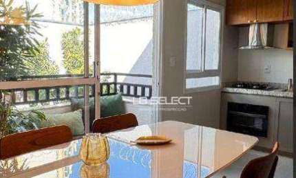 Apartamento no bairro Santa Mônica com dois quartos, suíte e varanda.