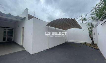 Casa no bairro Vigilato Pereira com três quartos, uma suíte e amplo quintal.