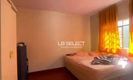Casa no bairro Oswaldo Resende com três quartos, sala, cozinha, banheiro e quintal.