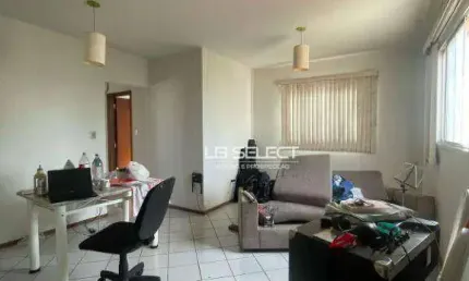 Apartamento com três quartos sendo uma suíte, sala em dois ambientes, banheiro social e garagem para um carro.