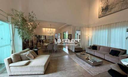 Casa no Condomínio Villa dos Ipês com quatro suítes e área gourmet.