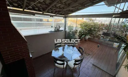 Cobertura no bairro Finotti com dois quartos e varanda gourmet.