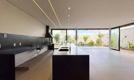 Casa no Condomínio Alphaville II com quatro suítes e varanda gourmet completa.