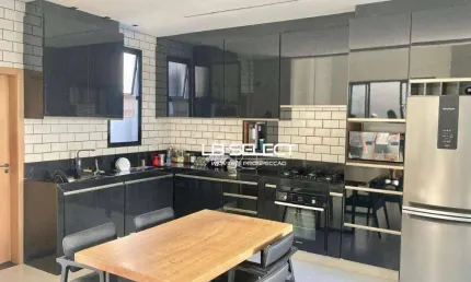 Casa no bairro Portal do Vale com três quartos, sendo uma suíte com closet e varanda gourmet.