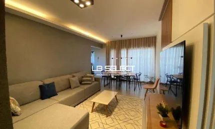 Apartamento no bairro Planalto com três quartos, sendo uma suíte, sala com sacada e duas vagas de garagem.