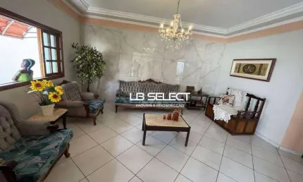 Casa no bairro Cidade Jardim com quatro suítes e amplo quintal.