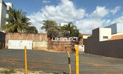 Terreno no bairro Santa Mônica com 340 metros quadrados.