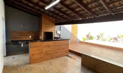 Casa no bairro jardim brasília com três quartos, uma suíte e área gourmet.