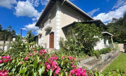 Casa Duplex em Condomínio: Segurança e Conforto a Minutos do Centro!