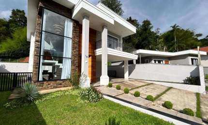 Casa em Condomínio à Venda em Teresópolis, RJ - Espaços Amplos e Vista Deslumbrante