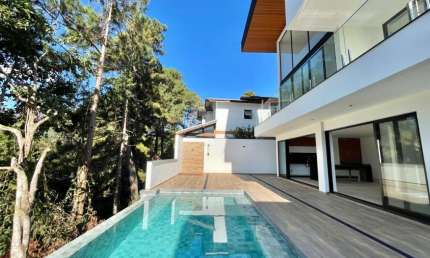 Impecável Casa em Condomínio: 4 Quartos, 4 Suítes, 3 Salas, 7 Banheiros, 4 Vagas - Várzea, Teresópolis-RJ