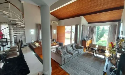 Casa em condomínio com quatro quartos em condomínio alto padrão.