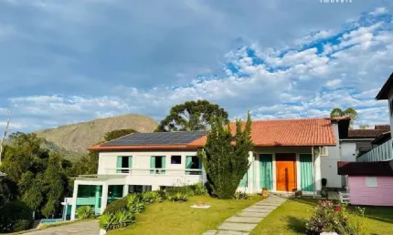 Casa em condomínio com quatro quartos em condomínio alto padrão.