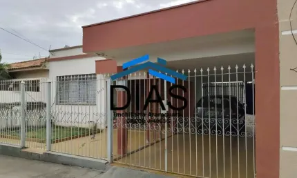 CENTRO! AMPLA COM TRÊS DORMITÓRIOS MAIS EDÍCULA EXCELENTE LOCALIZAÇÃO