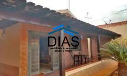 AMERICO BRASILIENSE CASA BEM LOCALIZADA COM TRÊS DORMITÓRIOS E EDICULA