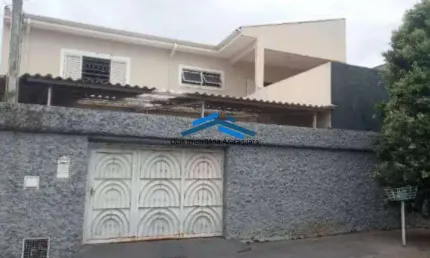 Sobrado amplo com três dormitórios s uma suite e duas vagas cobertas