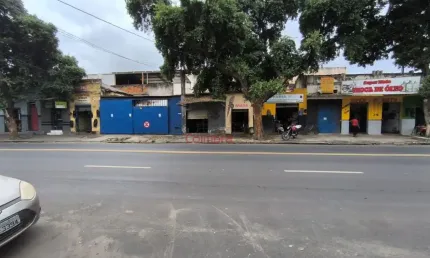 Lojas no centro.   são várias lojas antigas em um lote de 492 m²