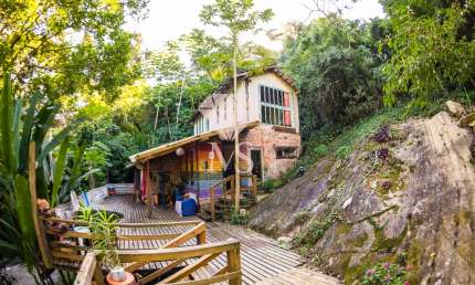 Seu refúgio na mata, no coração da Lagoa da Conceição em Florianópolis