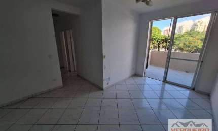 Apartamento térreo com 3 quartos e varanda ao lado da Coop