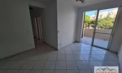 Apartamento térreo com 3 dormitórios e varanda ao lado da Coop