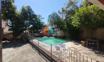 Casa linear com (anexo) Salão 3 dormitórios, 1 suite, (Piscina) e 7 vagas à venda