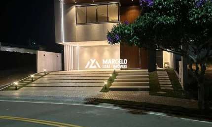 Linda casa de 270 m² com 4/4 suítes, piscina e muito conforto em ótima localizaç
