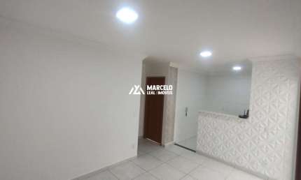 Apartamento com 2 quartos, térreo com quintal coberto, em condomínio fechado  na