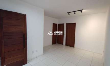 Vendo casa de 2/4 sendo 01 suíte com amplo quintal, armário e nichos planejados