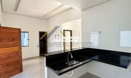 Vendo casa com 2 quartos sendo 1 suíte, sala com pé direito alto, cozinha, banhe