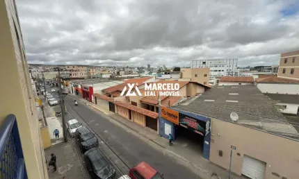 Alugo grande apto com garagem coberta na região central de vitória da conquista,