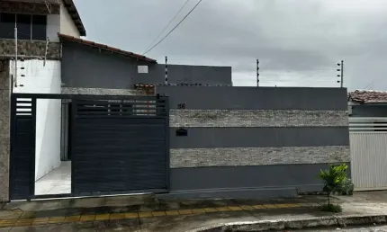 Casa 03 quartos a poucos metros da principal do Geisel