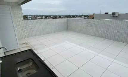 Cobertura com dois Linda cobertura à venda no João Paulo II, ideal para quem busca conforto, privacidade e uma vista privilegiada! O imóvel conta com 2 quartos amplos, sendo um deles suíte, sala para