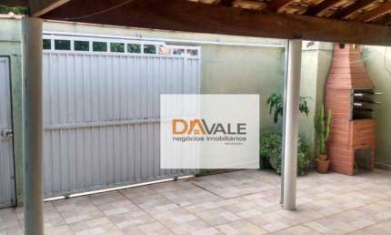 Casa de terreno inteiro com 2 dormitórios em rua tranquila