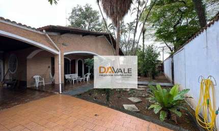 Casa ampla na região central, ideal para consultórios e escolas