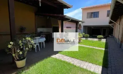 Casa espaçosa em estilo colonial em localização privilegiada!!