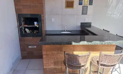 Casa com 3 quartos, sendo 2 suítes, 2 vagas e Churrasqueira no bairro Residencial Gramado em Uberlândia!!!