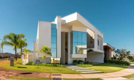 Casa Duplex de esquina com 5 suítes à Venda em Condomínio Cyrela  na Zona Sul de Uberlândia, na melhor localização!