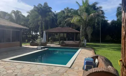 Chácara com Piscina e Móveis Planejados em Condomínio com Portaria 24h em Uberlândia! OPORTUNIDADE