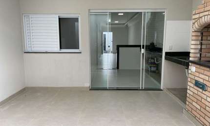 Casa com 3 quartos; Suíte; Banheiro social; Jardim de inverno; Sala grande; Cozinha Americana; Varanda gourmet; Lavanderia separada