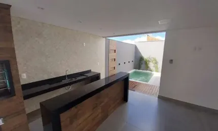 Casa com 3 suítes, piscina, 3 vagas no bairro Jardim Botânico em Uberlândia!