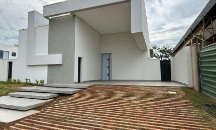 Casa de luxo em condomínio à venda em Uberlândia-MG, Granja Marileusa: 4 quartos, 3 suítes, 3 salas, 5 banheiros, 4 vagas - 217m².