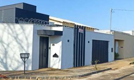 Casa de Alto Padrão com 3 Quartos e Área Gourmet em Uberlândia-MG - VIDA NOVA!