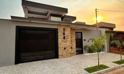 Impecável casa à venda em Uberlândia-MG, Praça Alto Umuarama: 3 quartos, 1 suíte, 2 salas, 3 banheiros, 4 vagas, 172m².