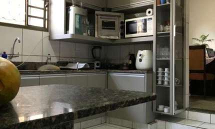 Imperdível! Casa à venda em Uberlândia-MG, Santa Mônica: 4 quartos (2 suítes), 2 salas, 3 banheiros, 4 vagas, 211m².